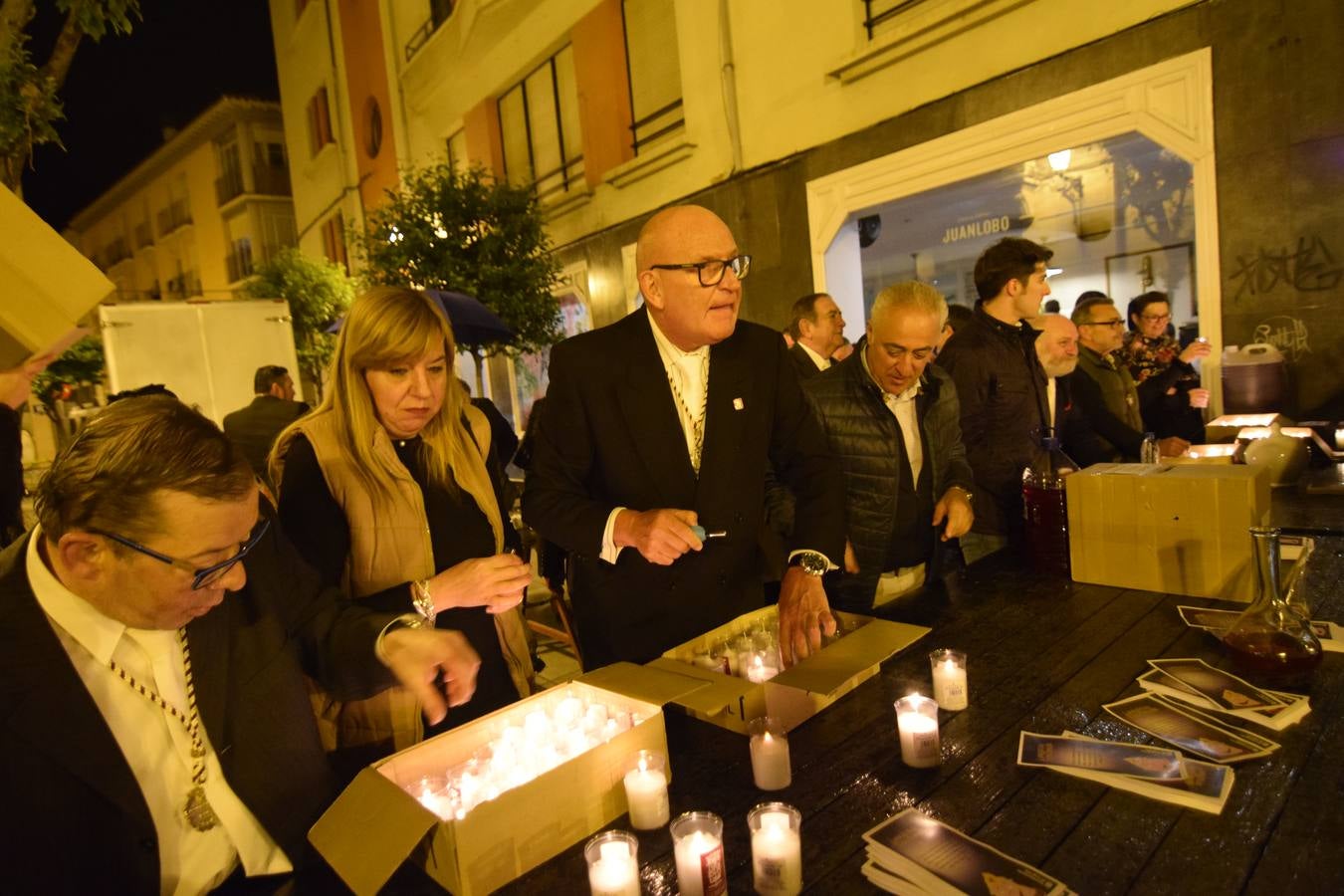 La Cofradía de San Bernabé celebró el encendido de luminarias en cumplimento del Voto de San Bernabé.