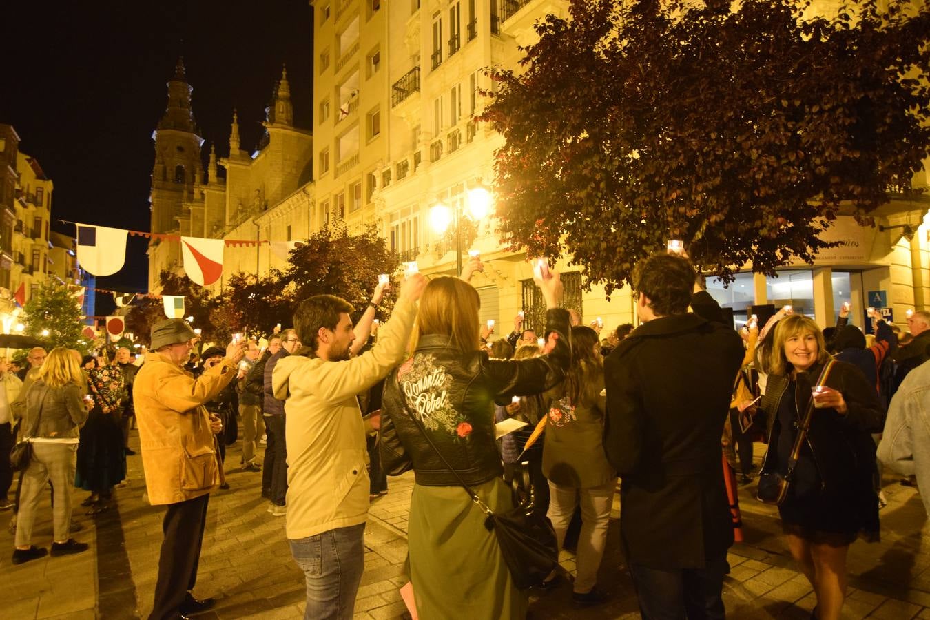 La Cofradía de San Bernabé celebró el encendido de luminarias en cumplimento del Voto de San Bernabé.