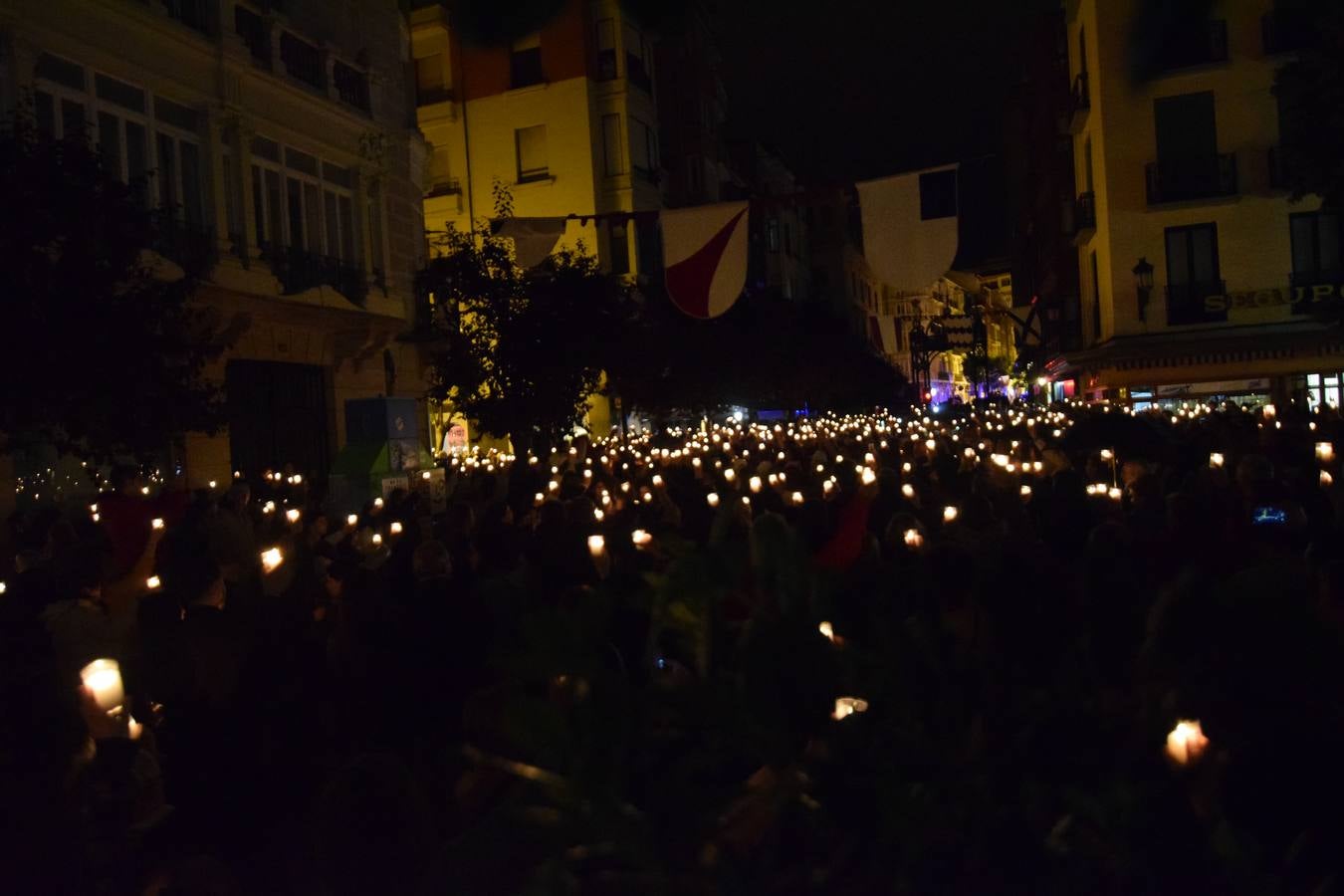 La Cofradía de San Bernabé celebró el encendido de luminarias en cumplimento del Voto de San Bernabé.