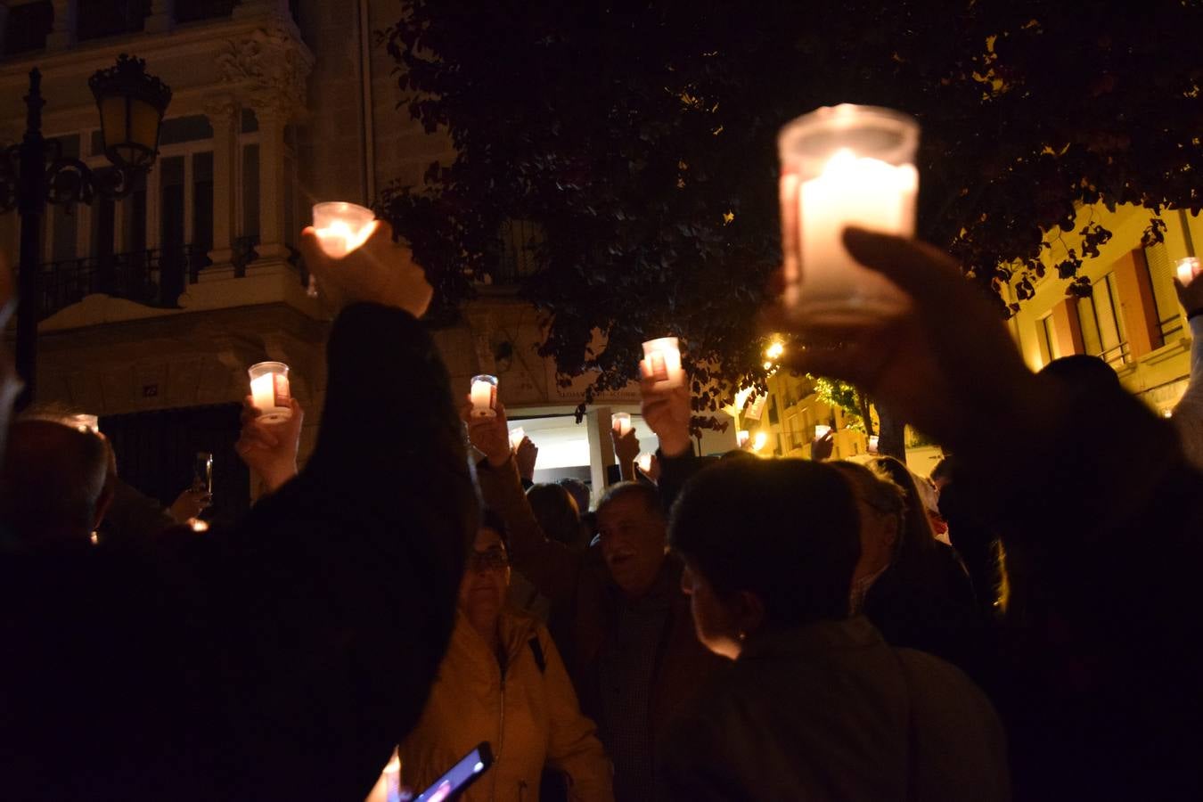 La Cofradía de San Bernabé celebró el encendido de luminarias en cumplimento del Voto de San Bernabé.