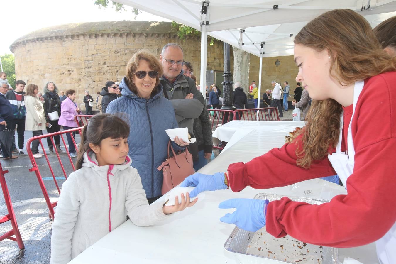 Fotos: Reparto del pez y el pan en San Bernabé (I)