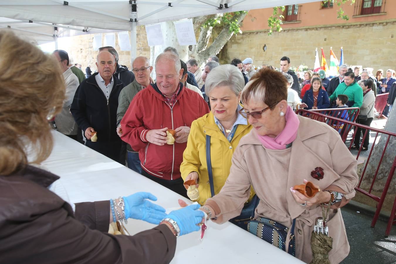 Fotos: Reparto del pez y el pan en San Bernabé (I)