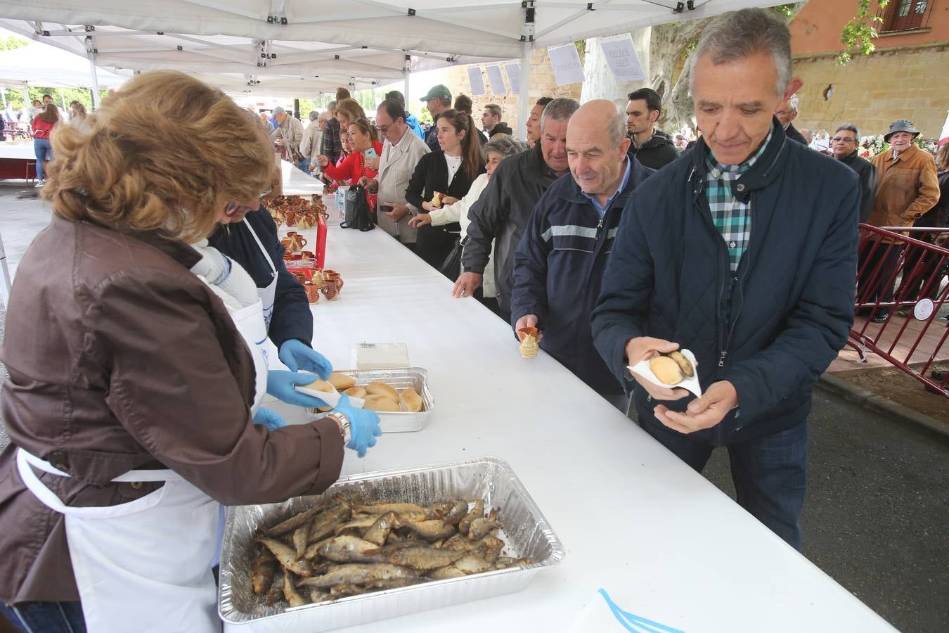 Fotos: Reparto del pez y el pan en San Bernabé (I)