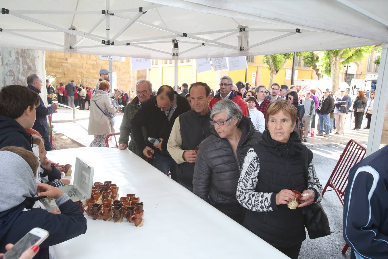 Fotos: Reparto del pez y el pan en San Bernabé (I)