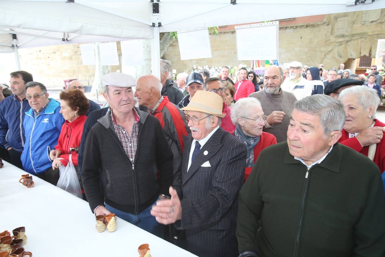 Fotos: Reparto del pez y el pan en San Bernabé (I)