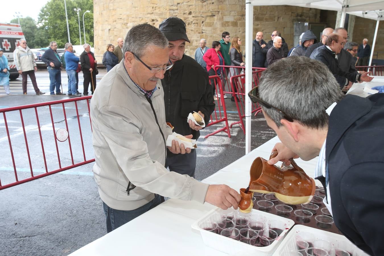 Fotos: Reparto del pez y el pan en San Bernabé (I)