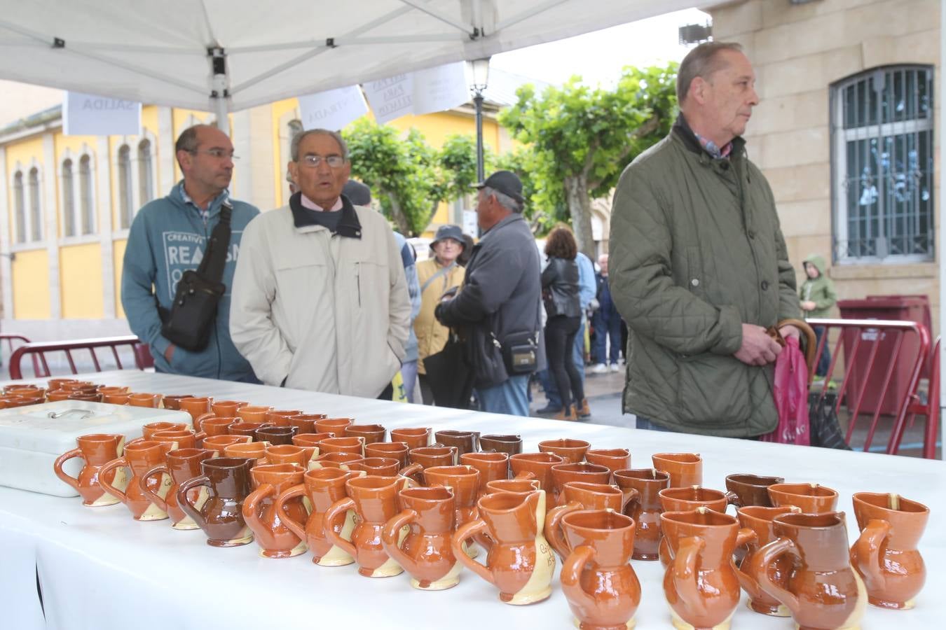 Fotos: Reparto del pez y el pan en San Bernabé (I)