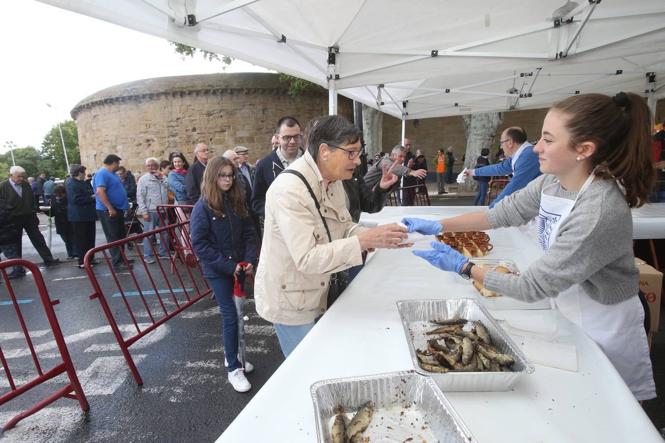 Fotos: Reparto del pez y el pan en San Bernabé (II)