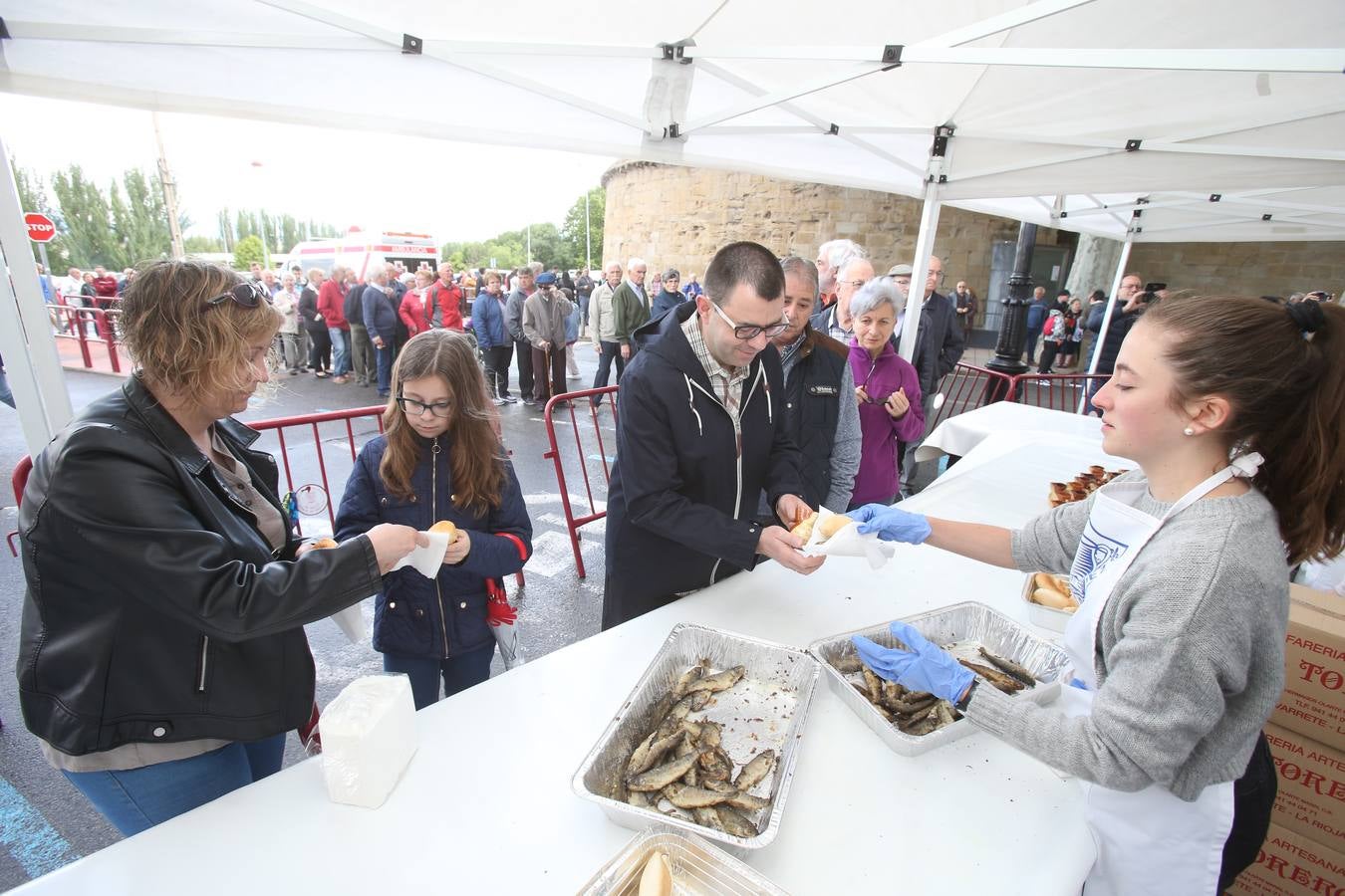 Fotos: Reparto del pez y el pan en San Bernabé (II)