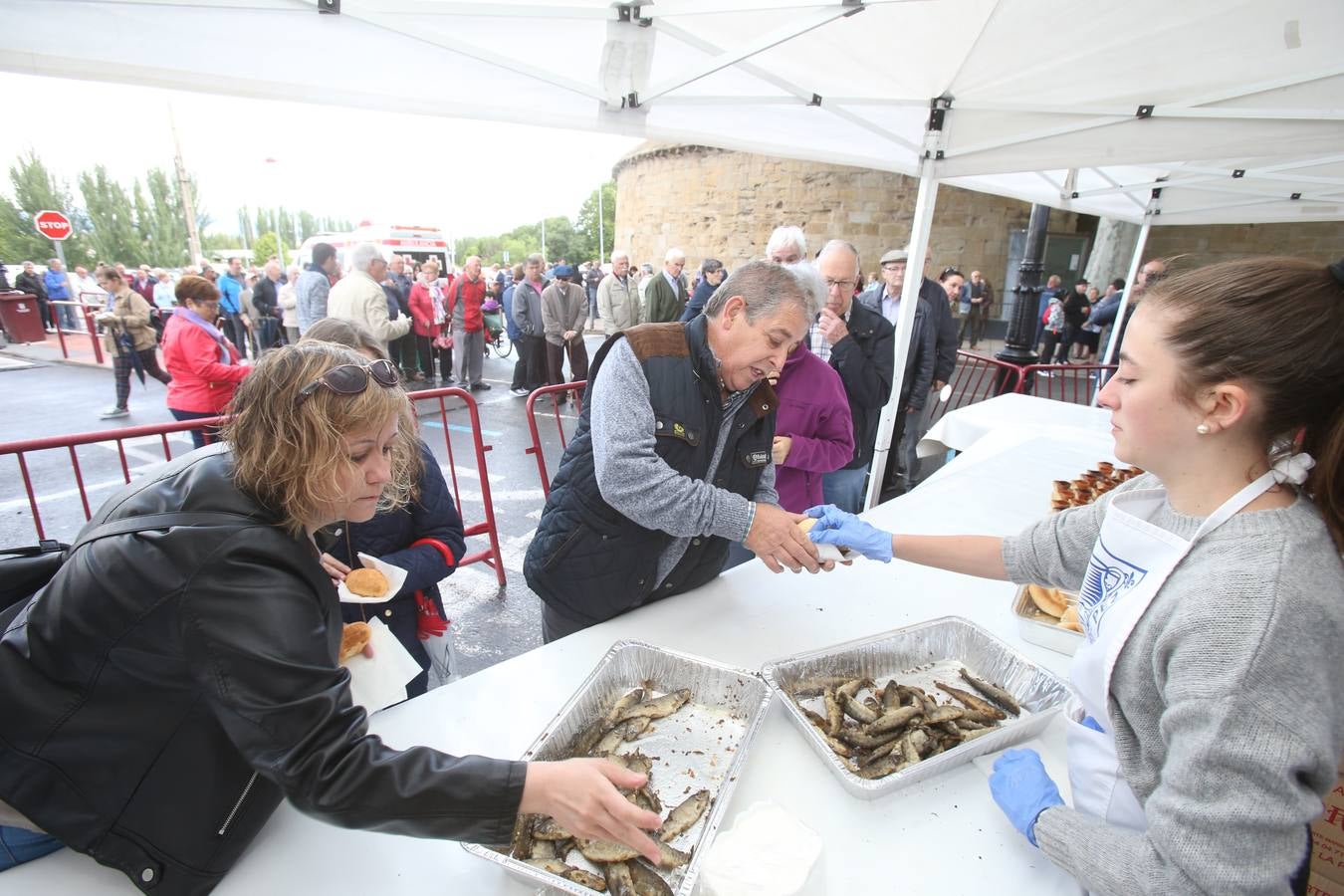 Fotos: Reparto del pez y el pan en San Bernabé (II)