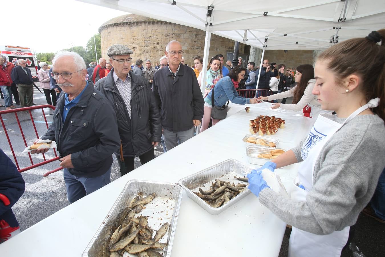 Fotos: Reparto del pez y el pan en San Bernabé (II)