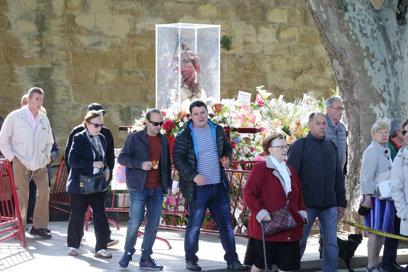 Fotos: Reparto del pez y el pan en San Bernabé (II)