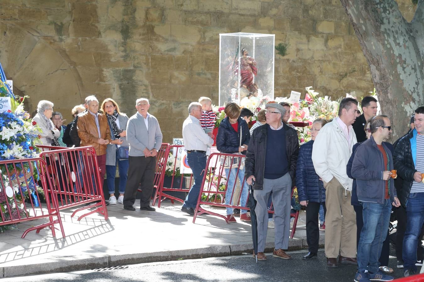 Fotos: Reparto del pez y el pan en San Bernabé (II)