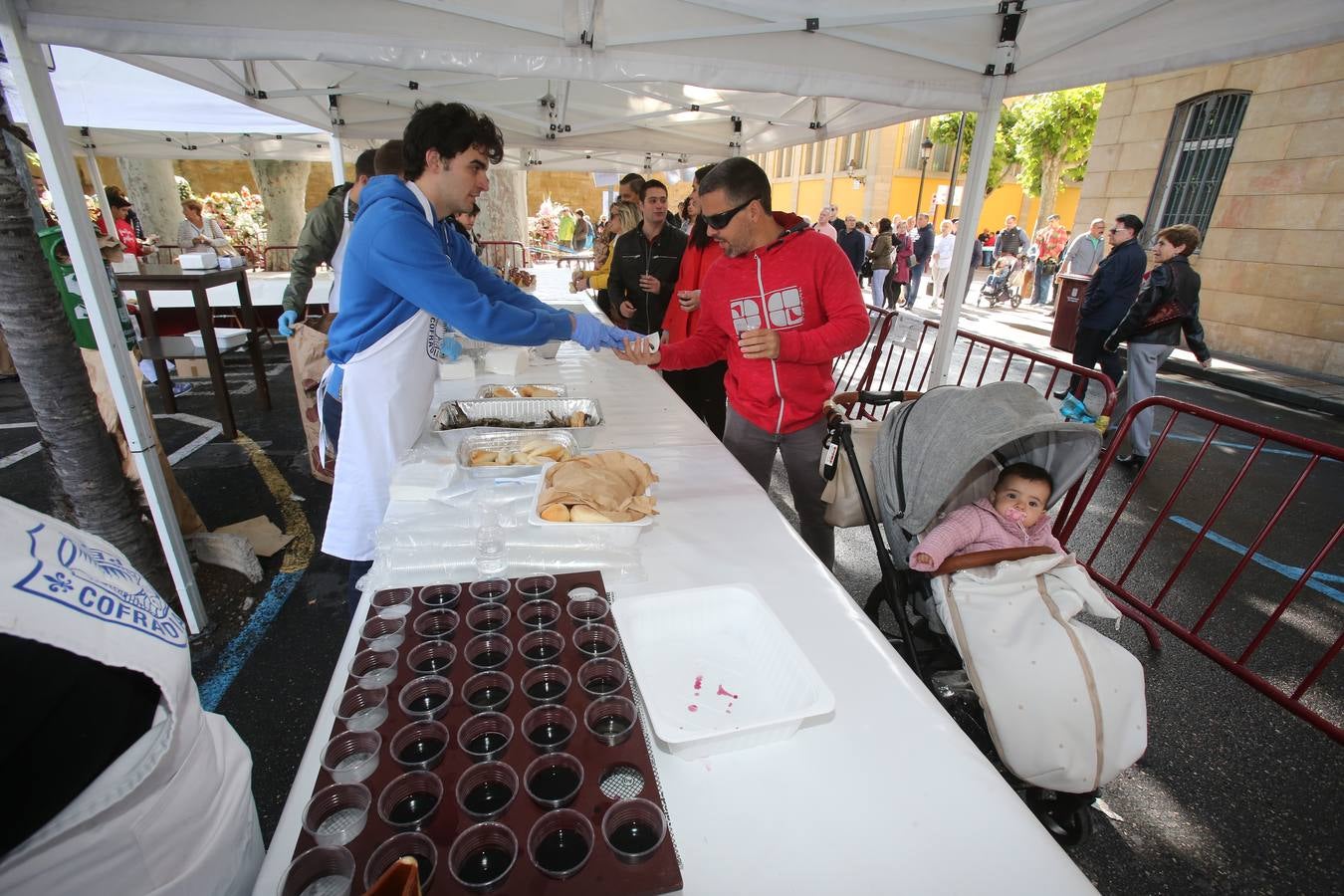 Fotos: Reparto del pez y el pan en San Bernabé (II)