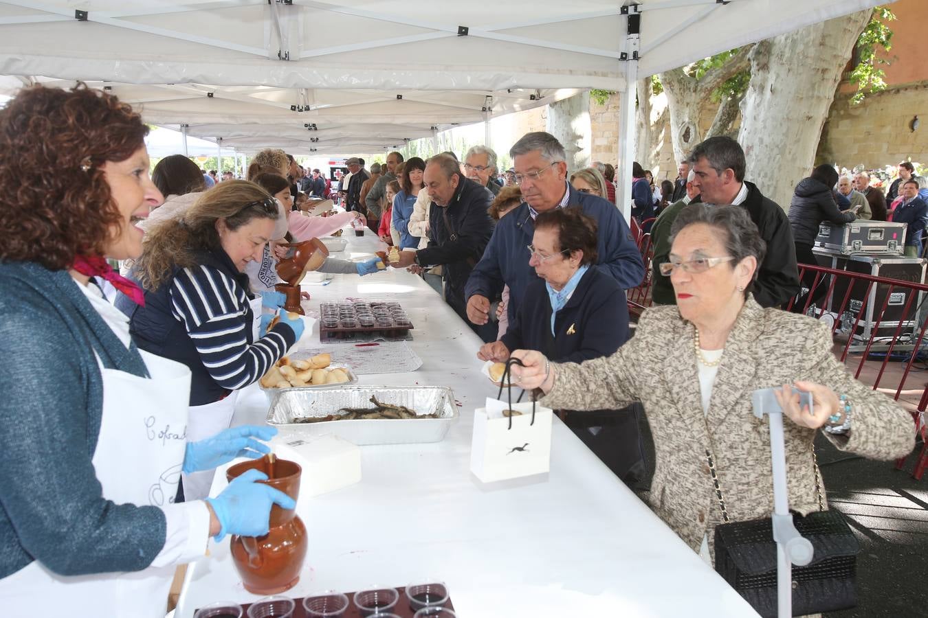 Fotos: Reparto del pez y el pan en San Bernabé (II)