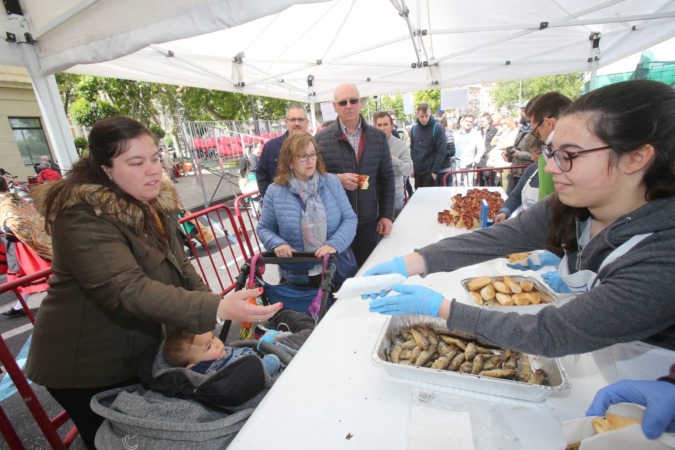 Fotos: Reparto del pez y el pan en San Bernabé (II)