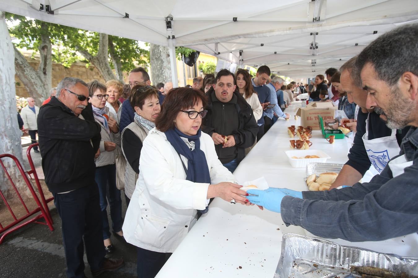 Fotos: Reparto del pez y el pan en San Bernabé (II)