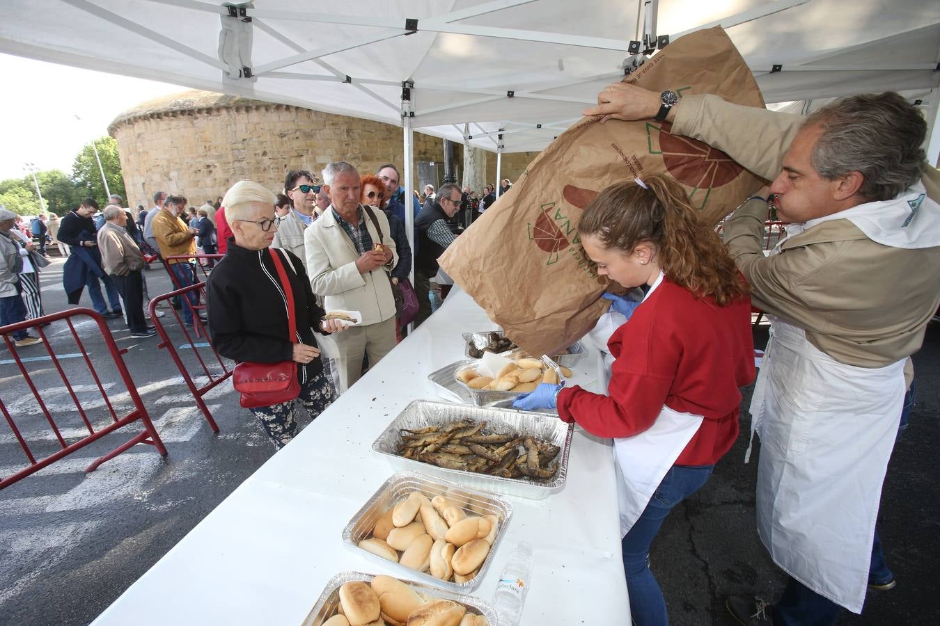 Fotos: Reparto del pez y el pan en San Bernabé (II)