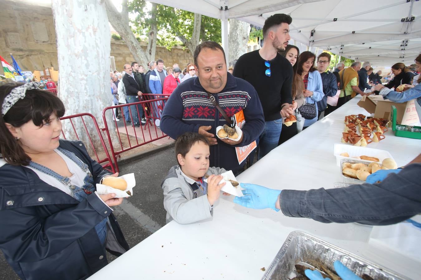 Fotos: Reparto del pez y el pan en San Bernabé (II)