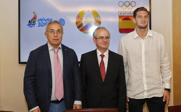 Alejandro Blanco (i), junto a Pavel Pustovoy, embajador de Bielorrusia en España (c), y el judoca Niko Sherazadishvili.