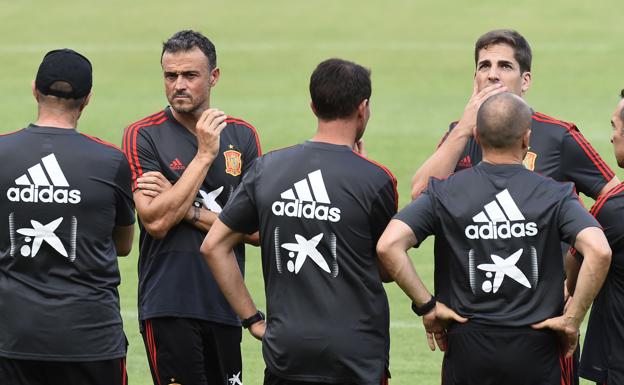 Luis Enrique y Robert Moreno, en un entrenamiento