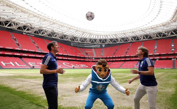 Carlos Marchena y Julen Guerrero dan unos toques en San Mamés junto a la mascota de la Eurocopa, «Skillzy» 