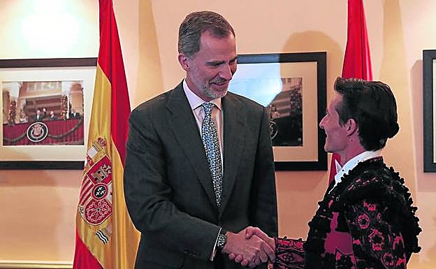 El Rey de España, Felipe VI, saludó a Diego Urdiales al finalizar la corrida