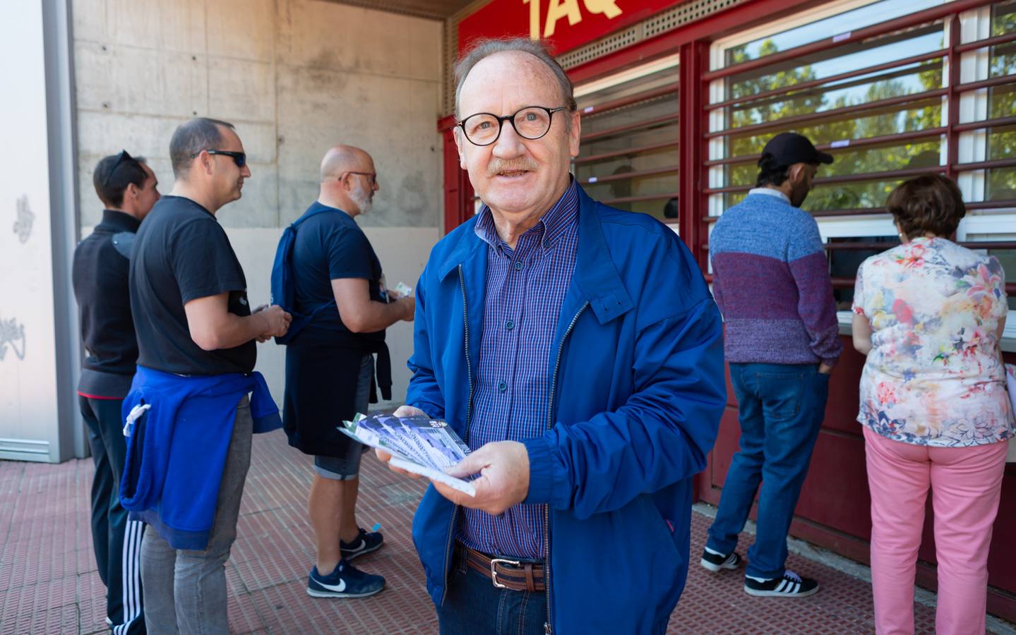 Fotos: Los aficionados acuden a las taquillas de la UDL a por las entradas del partido frente al Hércules