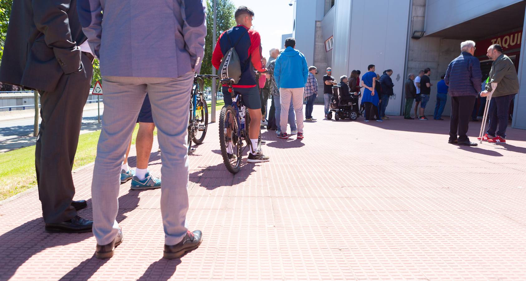Fotos: Los aficionados acuden a las taquillas de la UDL a por las entradas del partido frente al Hércules