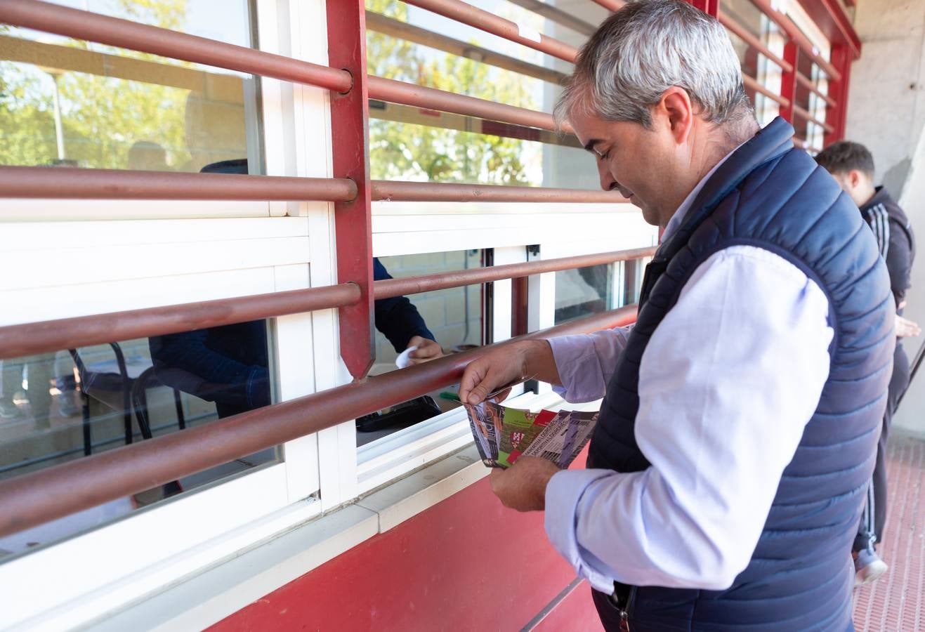 Fotos: Los aficionados acuden a las taquillas de la UDL a por las entradas del partido frente al Hércules