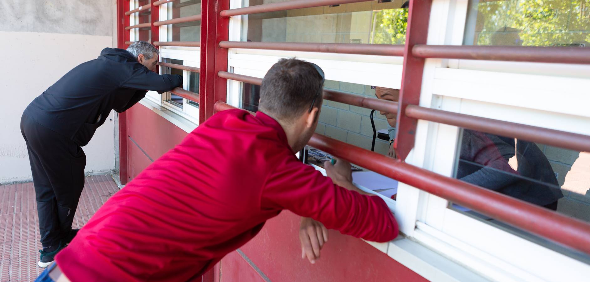 Fotos: Los aficionados acuden a las taquillas de la UDL a por las entradas del partido frente al Hércules