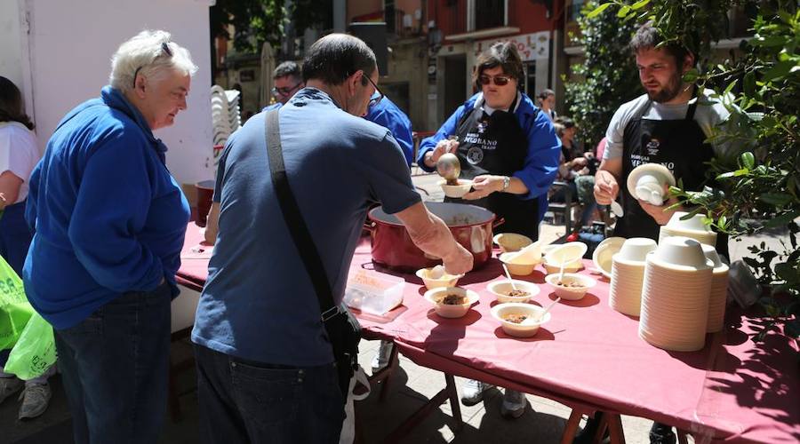 Imagen secundaria 2 - Tres momento del reparto de toro guisado, en Portales.