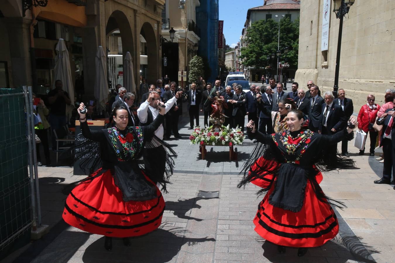 La Cofradía Logroñesa de San Bernabé ha estado acompañada en la procesión por el Grupo Contradanza.