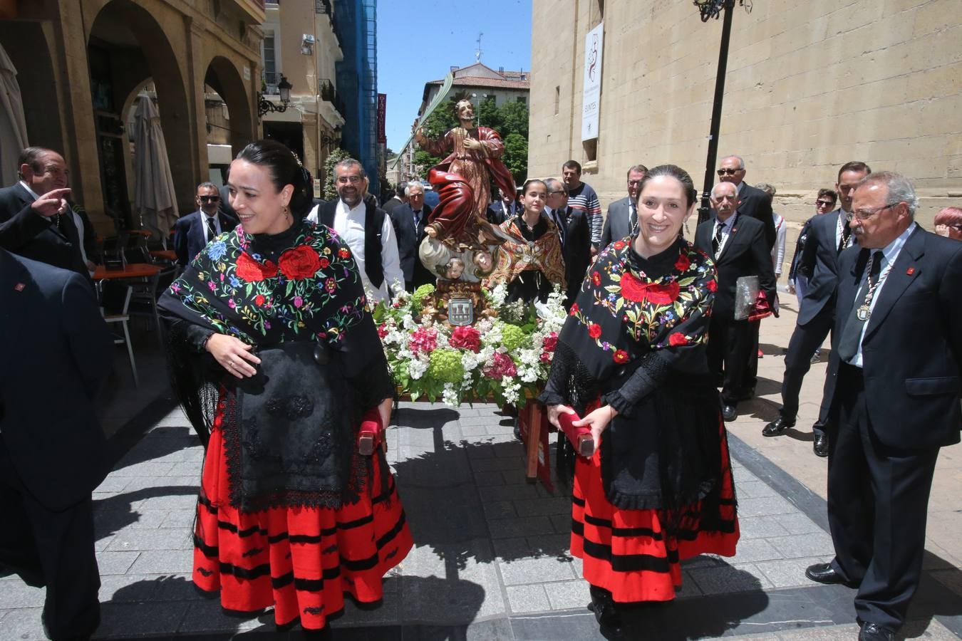 La Cofradía Logroñesa de San Bernabé ha estado acompañada en la procesión por el Grupo Contradanza.
