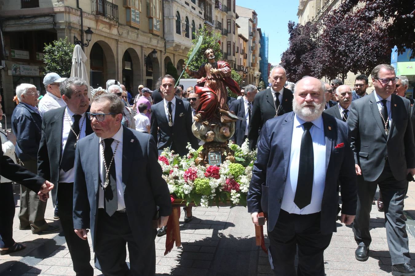 La Cofradía Logroñesa de San Bernabé ha estado acompañada en la procesión por el Grupo Contradanza.