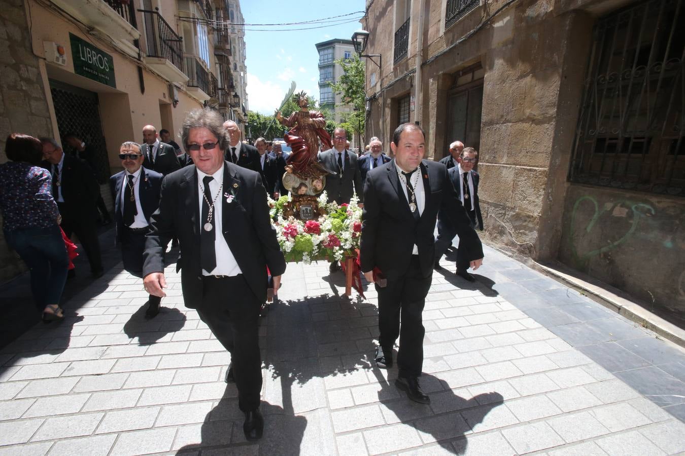 La Cofradía Logroñesa de San Bernabé ha estado acompañada en la procesión por el Grupo Contradanza.