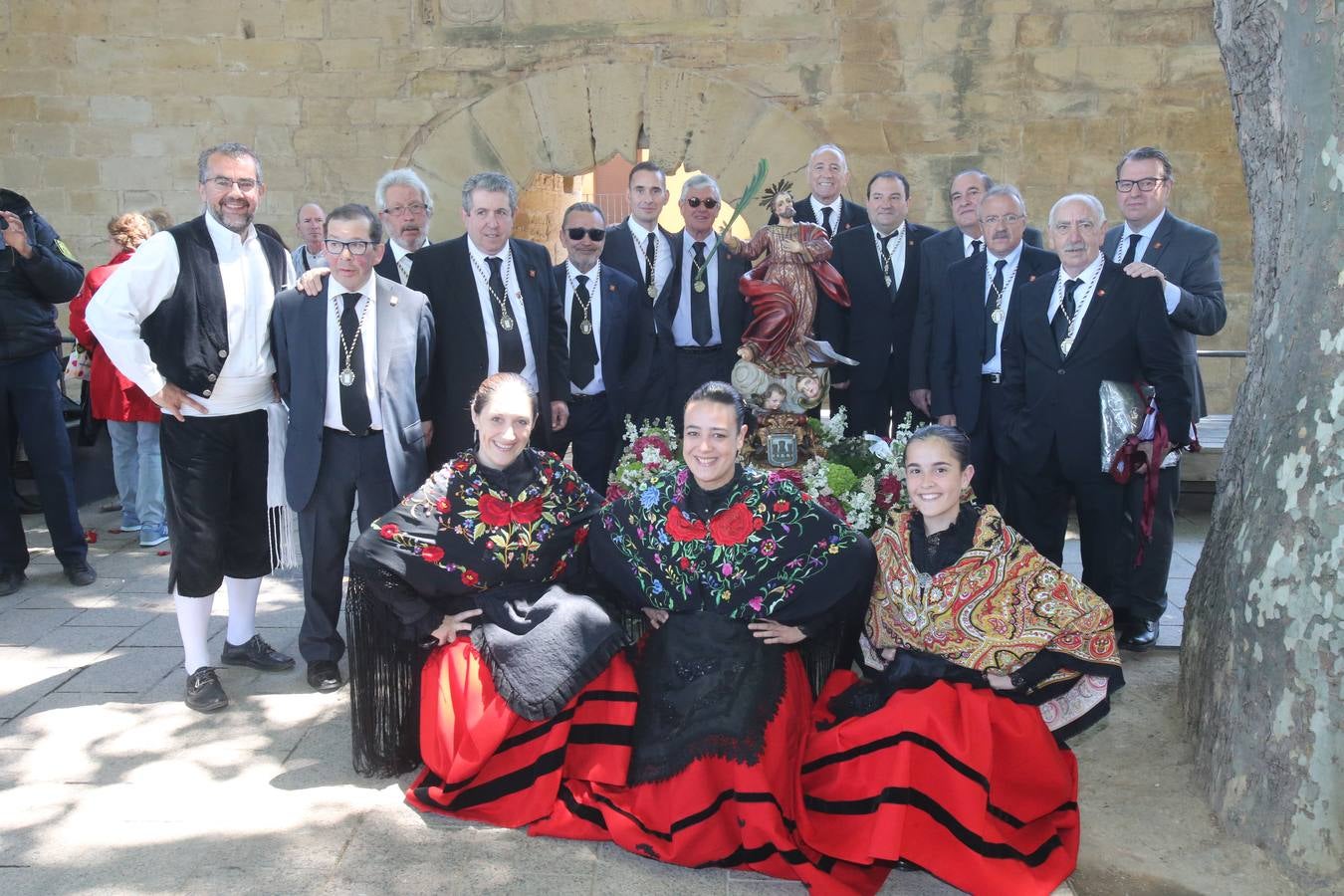 La Cofradía Logroñesa de San Bernabé ha estado acompañada en la procesión por el Grupo Contradanza.
