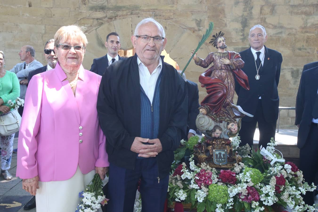 La Cofradía Logroñesa de San Bernabé ha estado acompañada en la procesión por el Grupo Contradanza.