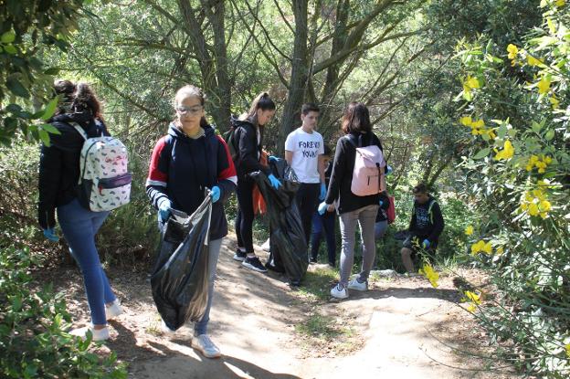 Los alumnos compartieron la limpieza de las orillas con integrantes de la brigada municipal de parques y jardines y profesores. 