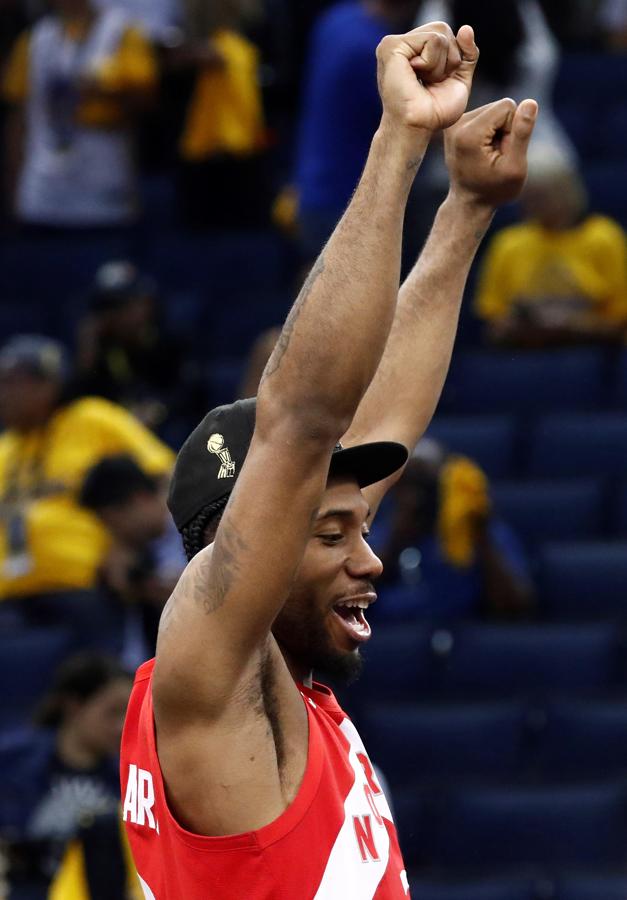 Kawhi Leonard celebra la victoria de los Raptors.