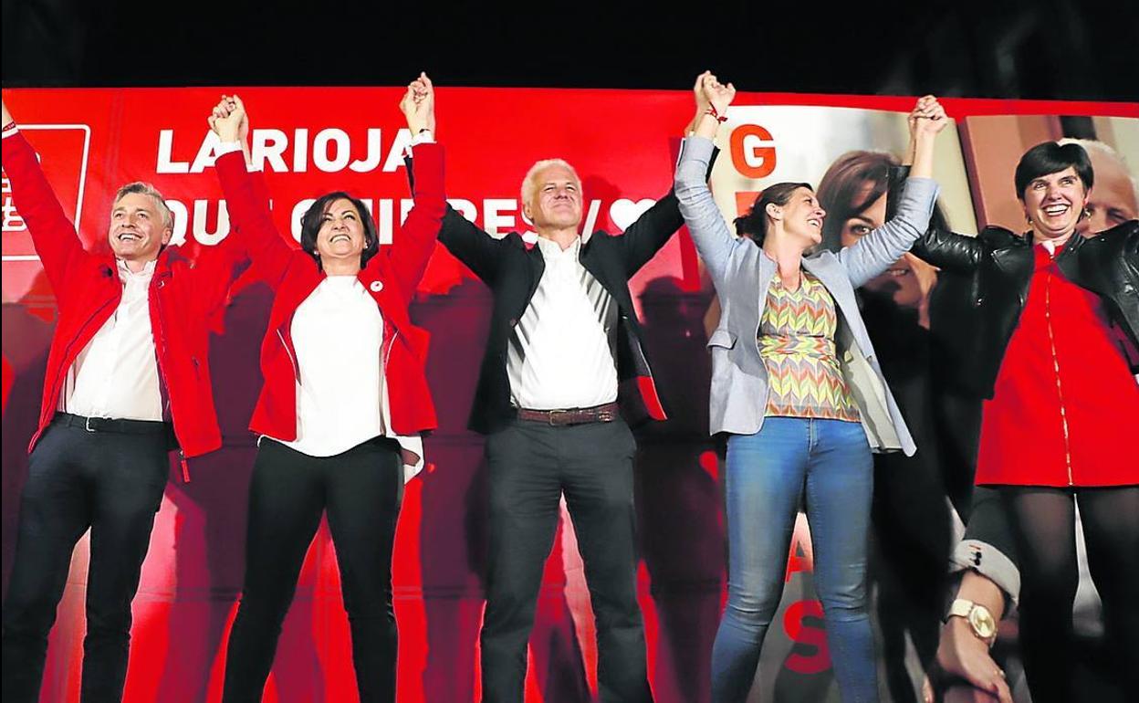Líderes del PSOE riojano celebran el resultado electoral del domingo 26 de mayo. 