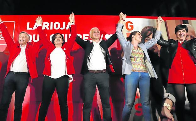 Líderes del PSOE riojano celebran el resultado electoral del domingo 26 de mayo. 