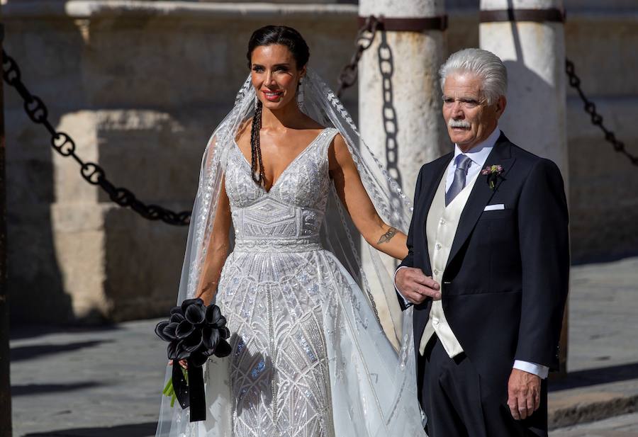 Pilar Rubio llega a la catedral de Sevilla junto a su padre.