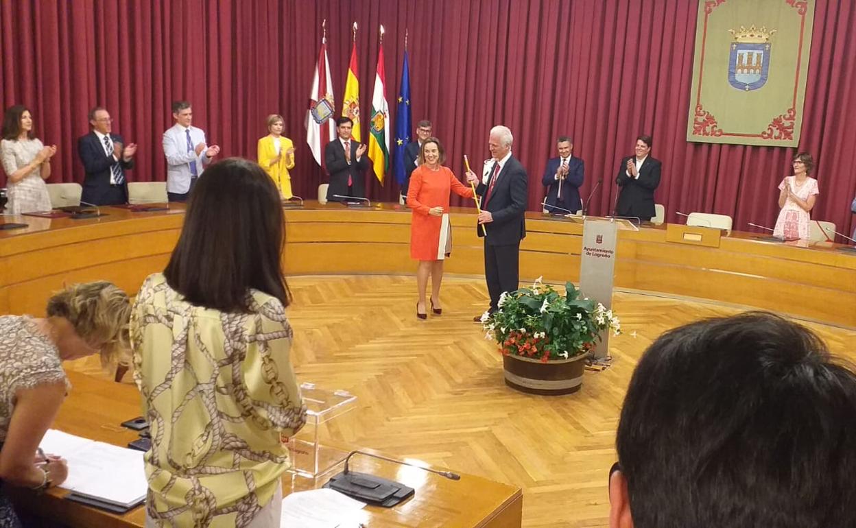 DIRECTO: Hermoso de Mendoza ya es alcalde de Logroño