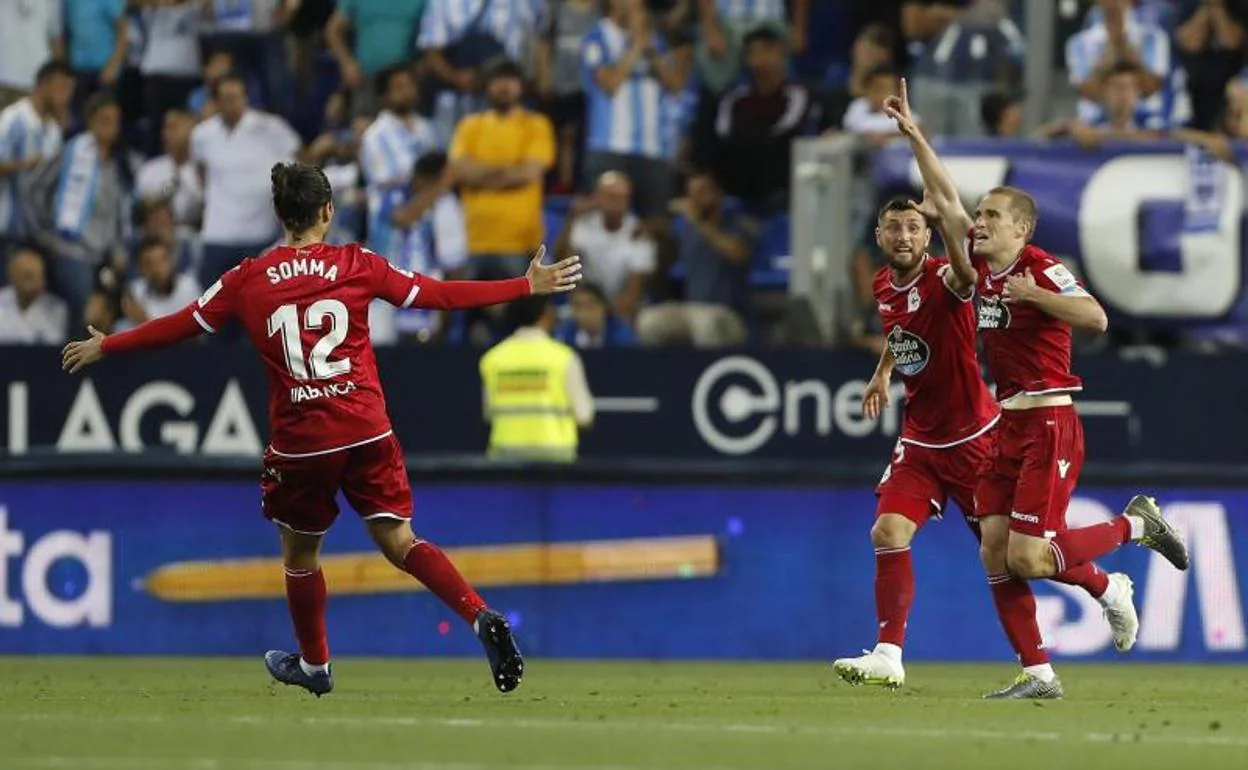 Bergantiños (d) celebra su gol al Málaga.