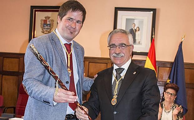 El nuevo alcalde recoge su bastón de mando.