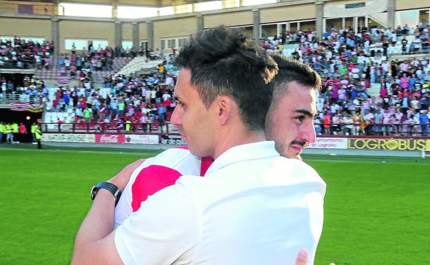 Sergio Rodríguez abraza a Juan Iglesias.