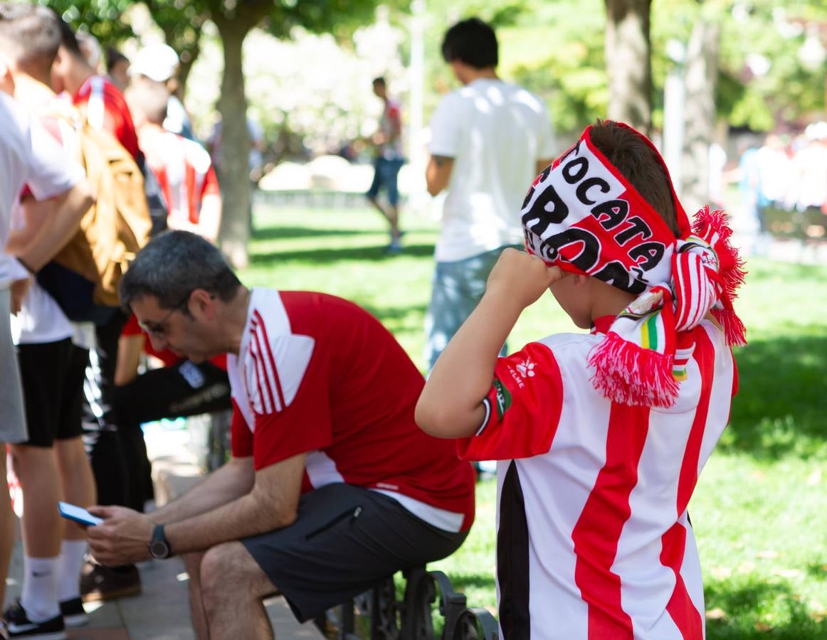 Fotos: Logroño arropa a la UD Logroñés hasta Las Gaunas (1)