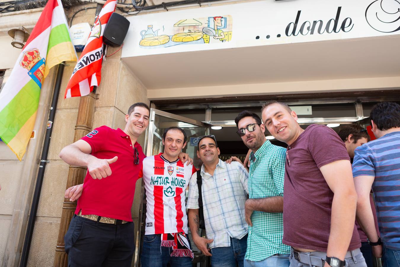 Los aficionados blanquirrojos han llenado de color las calles de Logroño en los minutos previos al encuentro frente al Hércules.