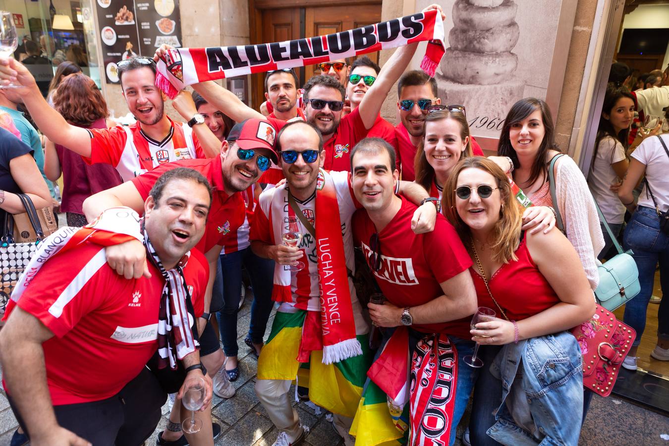 Los aficionados blanquirrojos han llenado de color las calles de Logroño en los minutos previos al encuentro frente al Hércules.